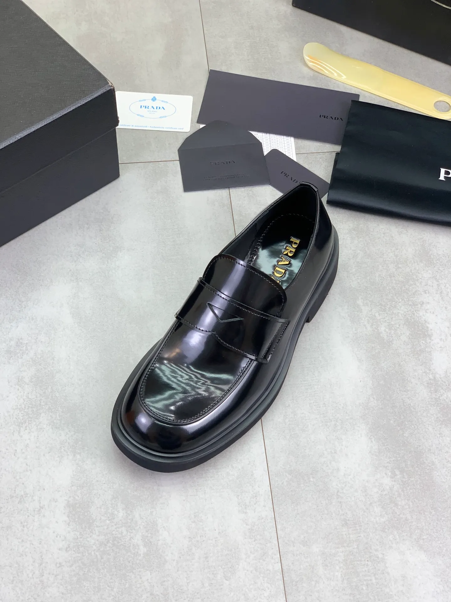 Factory price P840 💰Original quality, top version🔱 ＰＲＡＤＡPrada. Men's business casual leather shoes, top quality cow leather. 1:1 shipment ⬆️Luxurious and noble, all made of imported original first-layer fine suede cowhide, just to create a more comfortable wearing experience. Upper: original comfortable open-edge bead-rubbed calfskin ➕Top imported water-dyed full cow lining, original high-end lightweight and comfortable TPU combination bottom ✔️Code number: 39-44 (38 45 Can be customized)